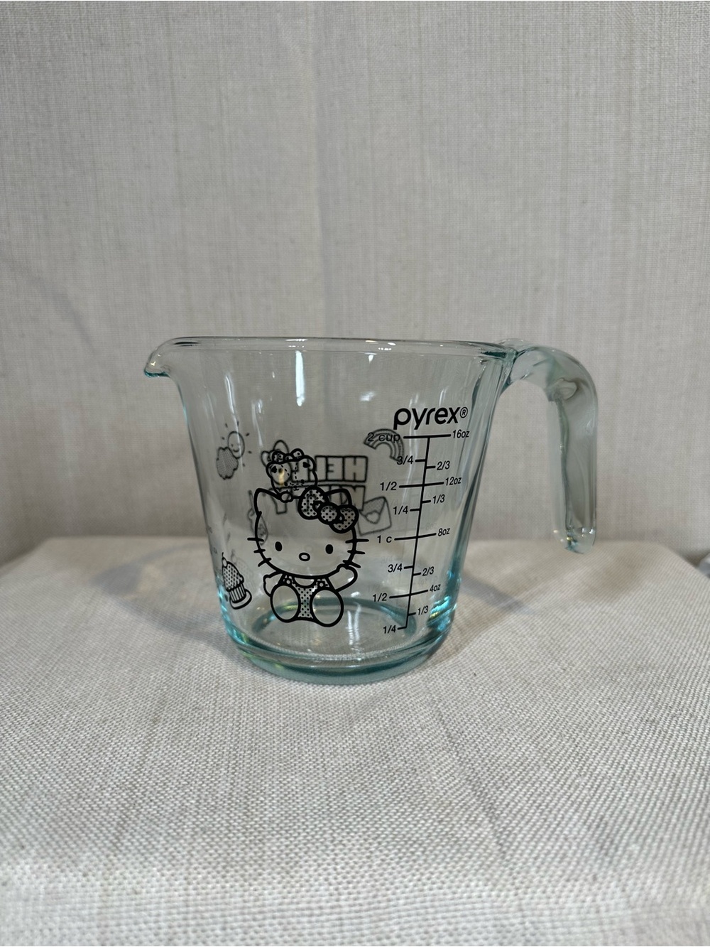 Pyrex x Hello Kitty Limited Edition 2-Cup Glass Measuring Cup - 16 oz